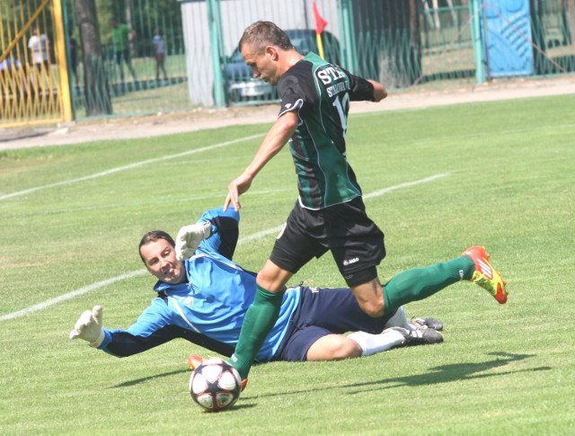 Piłkarze Stali Stalowa Wola (z piłką Wojciech Białek) rozpoczynają nowy sezon w drugiej lidze od wyjazdowego spotkania z Concordią Elbląg.