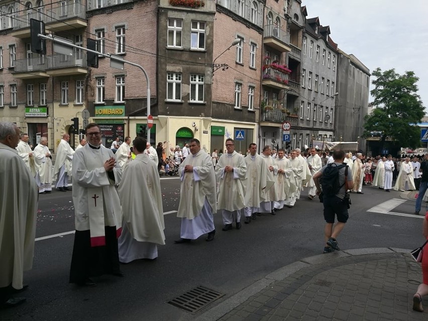 Przez centrum Katowic przeszła procesja Bożego Ciała