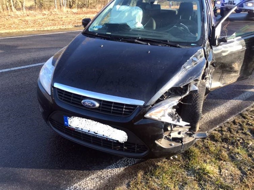 Gmina Stara Dąbrowa. Wypadek na "betonce". Bus czołowo zderzył się z osobowym fordem. Są utrudnienia w przejeździe