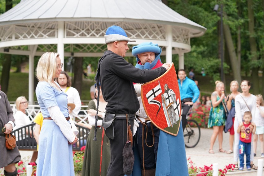 Historyczny herb Oruni. 685 lat Oruni. Piknik w Parku...