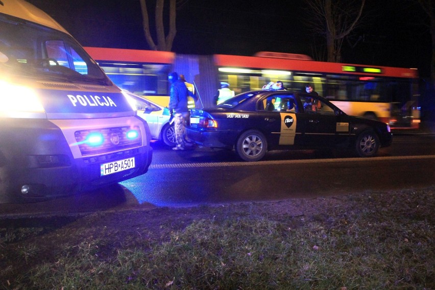 Taksówkarz zaatakował policjantów gazem łzawiącym. Nocny pościg we Wrocławiu [ZDJĘCIA, FILM]