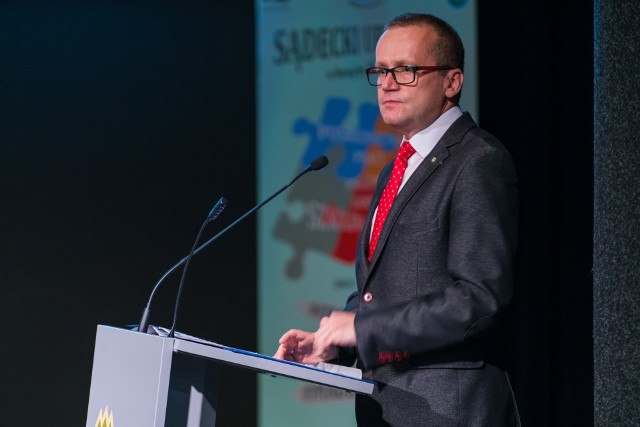 Leszek Langer nie czuje się winny stawianych zarzutów. Sprawę traktuje politycznie. Został zawieszony w prawach członka PiS.