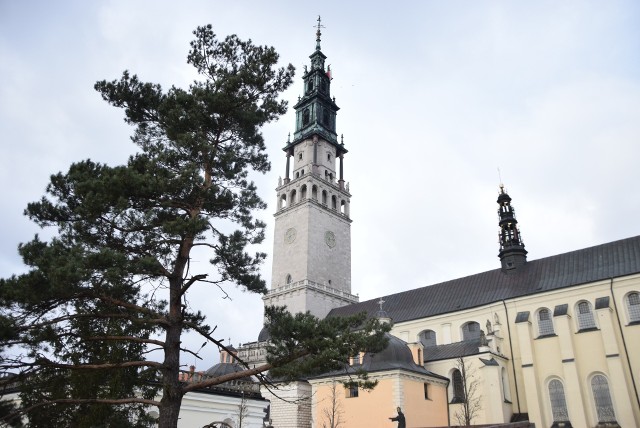 Jasna Góra - jako najbardziej rozpoznawalne miejscem w Częstochowie - kilkukrotnie pojawiała się na wielkich kinowych ekranach, jako tło filmowe