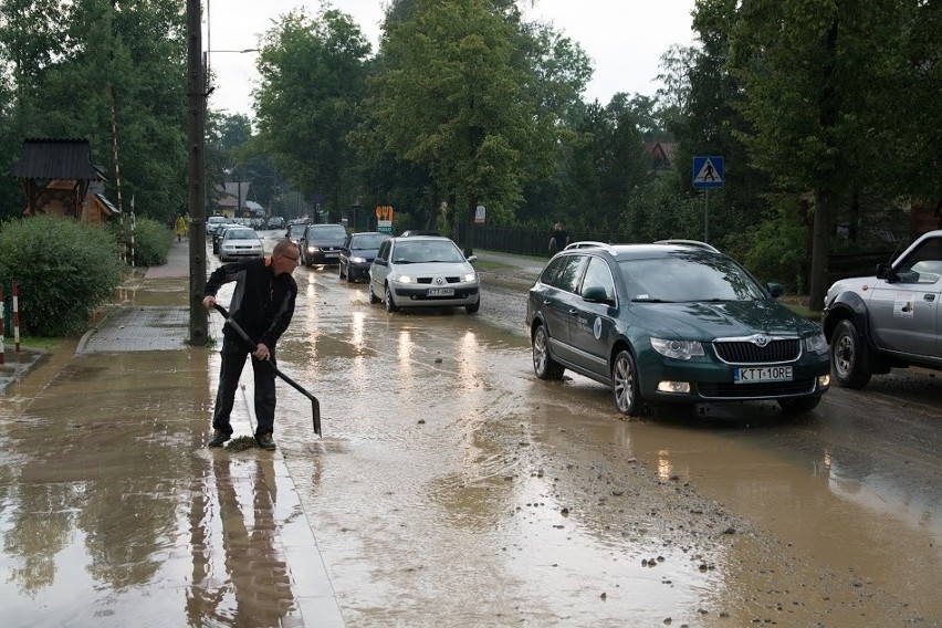 Zalane piwnice, nieprzejezdne ulice, powódź w Białce. Oto skutki ulewy nad Podhalem [GALERIA]