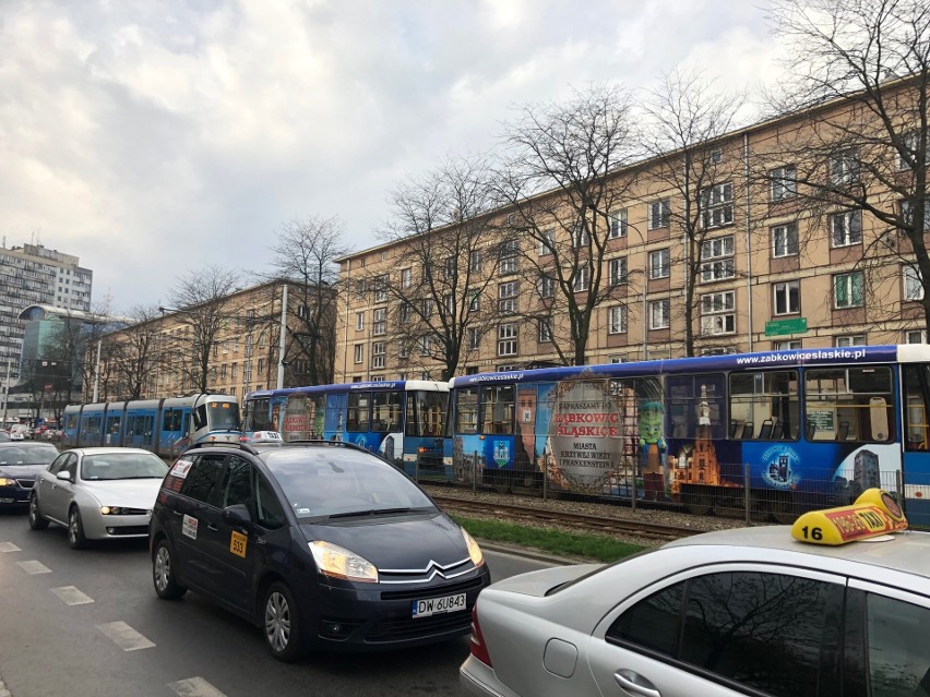 Zerwana trakcja na placu Legionów. Tramwaje utknęły na...