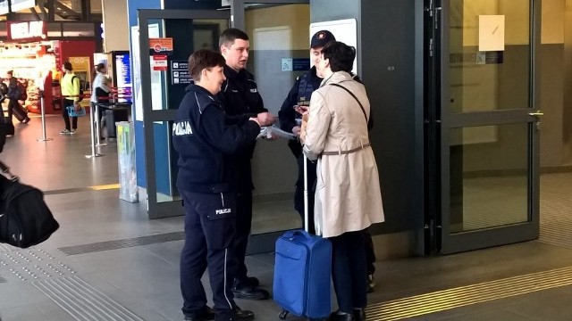 Policjanci informowali na poznańskim dworcu głównym o zagrożeniach ze strony kieszonkowców, dla których teraz rozpoczyna się złoty okres.