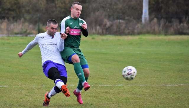 V liga piłkarska, Wadowice: Nadwiślanin Gromiec - Hejnał Kęty 2:0. Na zdjęciu: Jacek Wojtyłko (Hejnał, z lewej) w starciu z Dariuszem Wilczakiem (Nadwiślanin).