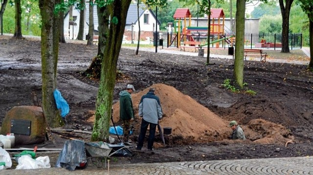 Protesty części obecnych i byłych mieszkańców Skarszew nie przyniosły skutku - park i strefa fitness powstały. Urzędnicy przesunęli jednak poza teren dawnego cmentarza wybieg dla psów