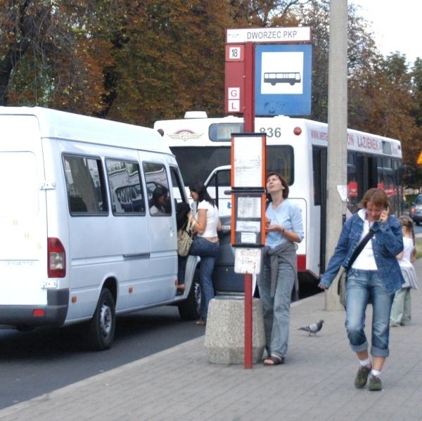 Wczoraj w okolicach radomskiego dworca autobusowego przy ulicy Prażmowskiego prywatne busy podejmowały pasażerów z każdego dostępnego miejsca.