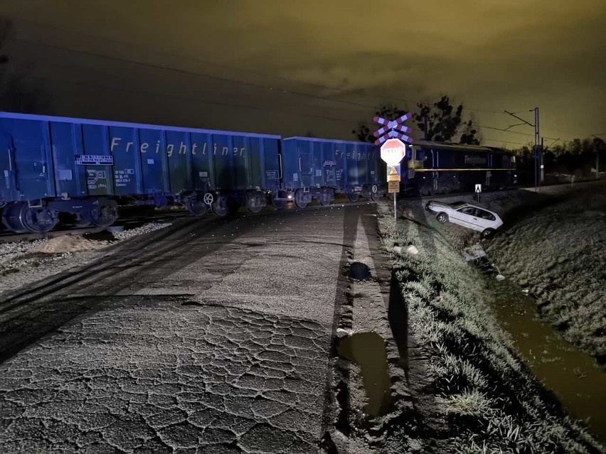 Wrocław: Wypadek na Brochowie. Pociąg uderzył w samochód