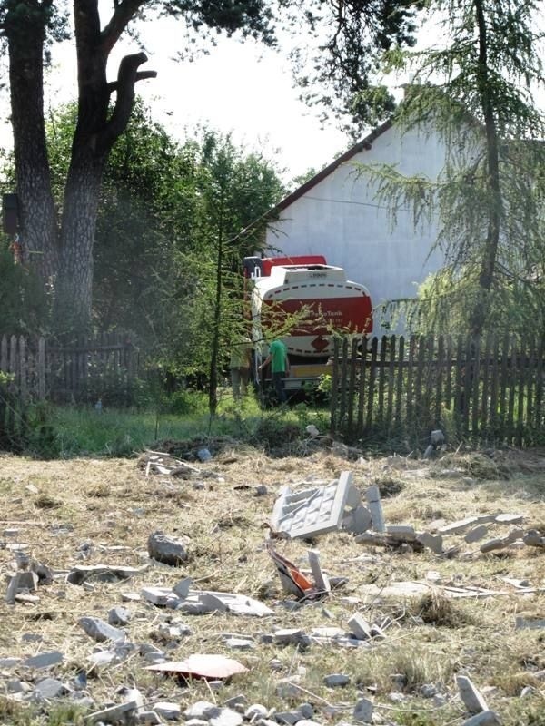 Akcja wyciągania samochodu nie należała do najłatwiejszych. Konieczne było ściągnięcie specjalnego dźwigu z Kolbuszowej. Maszyna miała jednak utrudniony dostęp do cysterny. Konieczne było zniszczenie następnego drewnianego ogrodzenia. Strażakom i policjantom pomagali ochotnicy z OSP Siedlanka.