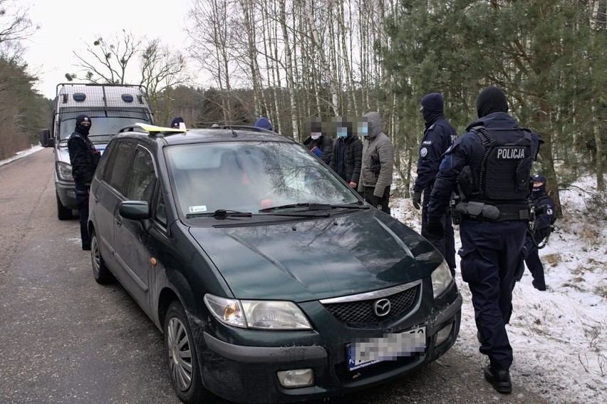 Pościg policjantów z Krakowa. Przemytnik wiózł nielegalnych imigrantów