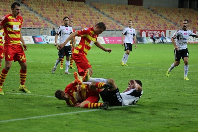 Jagiellonia - Legia 0:3Michał Probierz (trener Jagiellonii Białystok): "Patrząc na Legię widać, że ten zespół praktycznie drugi rok gra tym samym składem, bo ci zawodnicy są zgrani, ten zespół ma moc. My, w szczególności na początku, nie radziliśmy sobie z nimi w bocznych sektorach. Z takim zespołem jak Legia trzeba jednak wykorzystywać wszystkie stwarzane sytuacje, bo jeśli nie, to jest bardzo trudno wrócić do gry, a my nie byliśmy stanie zdobyć tej bramki kontaktowej. Wypada mi podziękować kibicom za wspaniały doping do końca. Po czerwonej kartce, którą dostał Marek Wasiluk, praktycznie byliśmy bez szans".Źródło: T-Mobile Ekstraklasa/x-newshttp://get.x-link.pl/674fc4b5-d99a-383d-9a6e-31c8121ebba1,21ca88c3-f9c2-8305-6823-bec7f7b26a73,embed.html