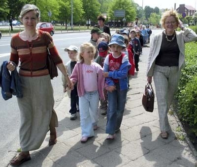 Wczoraj przedszkolaki z "trójki'' wracały z biblioteki zadowolone. Bajki czytała im m. in. Eleonora Mikołajczak (z prawej).