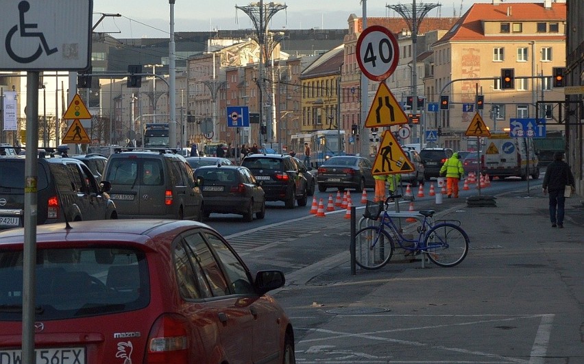 W komunikacyjnym szczycie malowali pasy przy Przejściu Świdnickim. Zakorkowali całą trasę W-Z