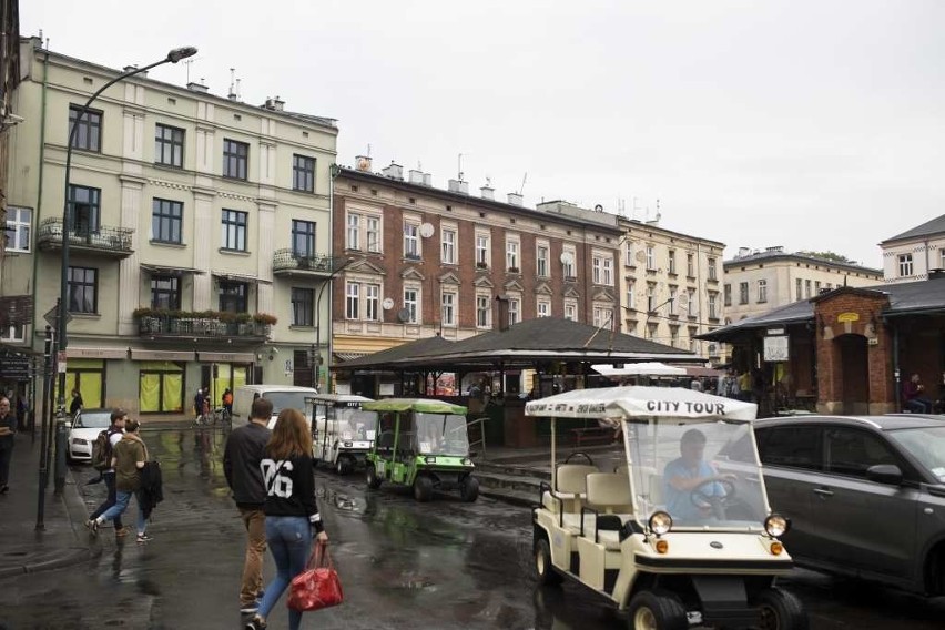 Plac Nowy wciąż pełen aut. Mieszkańcy są rozczarowani [ZDJĘCIA, WIDEO]