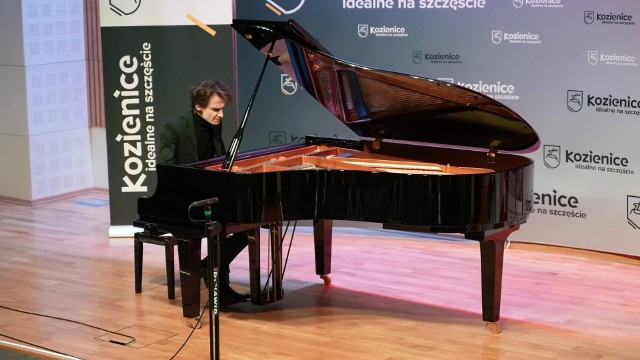 Marcin Wieczorek wystąpił w kozienickiej Szkole Muzycznej na koncercie "Niepodległa Nuta".