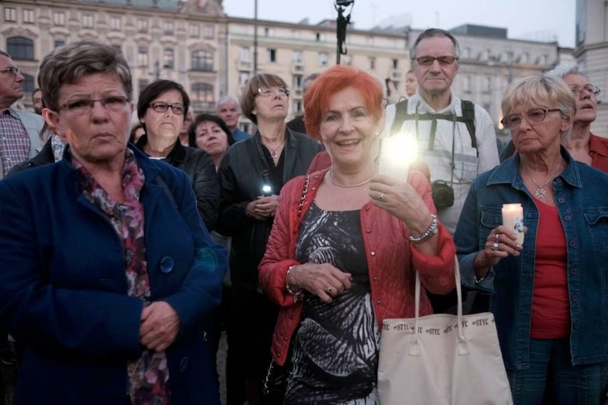 Skromna demonstracja KOD-u na placu Wolności [ZDJĘCIA]