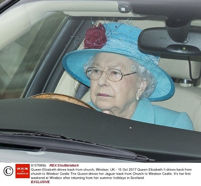 Królowa Elżbieta II za kierownicą swojego auta
