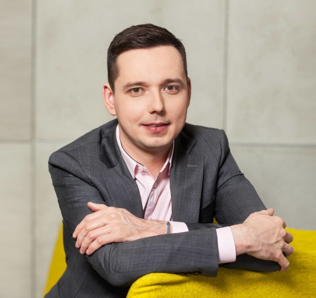 Wojciech Życzyński pochodzi ze Strzelec Opolskich. Z Microsoftem jest związany od 11 lat.