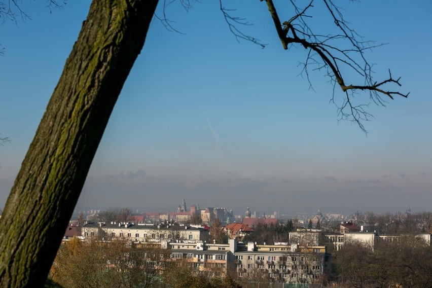 Smog w Krakowie. Zaczął się listopad i punkty pomiarowe...