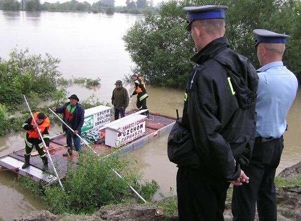 Na nierozważnych żeglarzy na brzegu czekali gapie i... policjanci