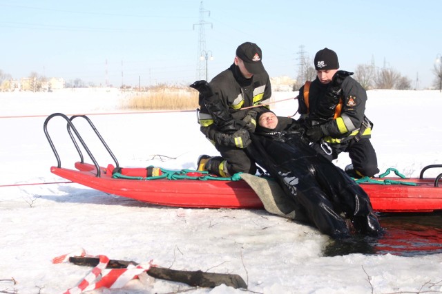 Strażacy ćwiczyli też wykorzystując deskę lodową. Poszkodowanego można na niej bezpiecznie doholować do brzegu.