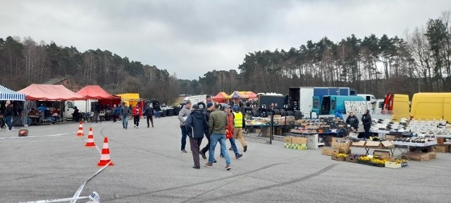 Na giełdzie w Miedzianej Górze można kupić niemalże wszystko. W Niedzielę Palmową, 10 kwietnia, panował tu także szeroki wybór owoców i warzyw. W jakich cenach były? Zobaczcie na zdjęciach >>>