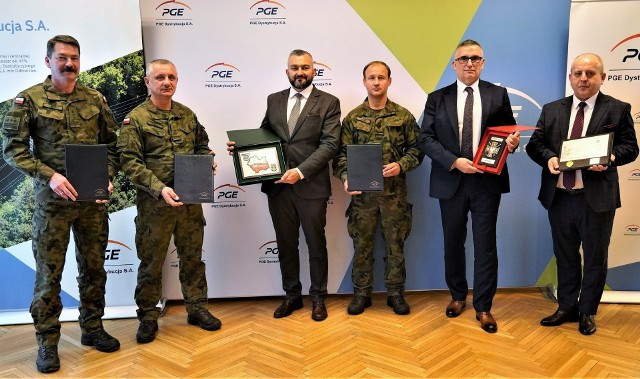 Przedstawiciele Wojsk Obrony terytorialnej i PGE Dystrybucja po podpisaniu umowy o współpracy. Więcej na kolejnych zdjęciach