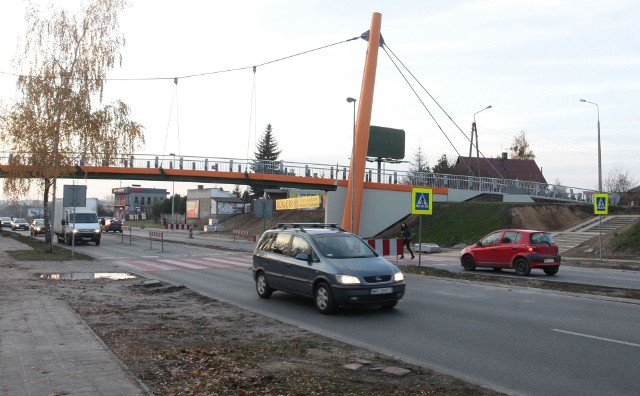 Budowa kładki dla pieszych przy ulicy Szarych Szeregów zakończyła się jeszcze jesienią ubiegłego roku. Konstrukcja jest jednak wciąż zamknięta, bo stwarza zagrożenie dla korzystających z niej.