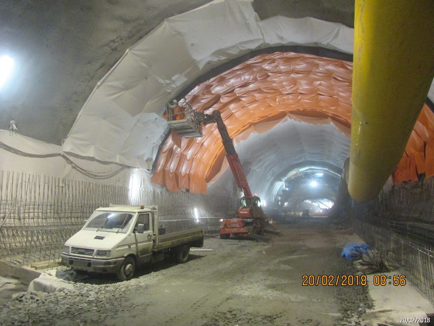 Tunel na Zakopiance nawet w zimie prezentuje się imponująco....