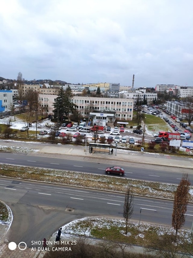 Przed budynek, w którym mieści się przychodnia i urząd podjechały wozy strażackie szukać źródła niepokojącego zapachu, który wyczuli pracownicy.