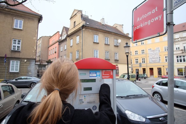 W Poznaniu tańsze parkowanie mają mieć kierowcy samochodów z napędem elektrycznym i hybrydowym. To ma być promowanie ekologicznych rozwiązań komunikacyjnych