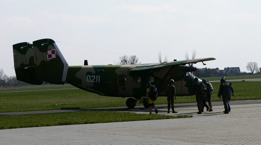 Desant spadochroniarzy na lotnisko w Radomiu