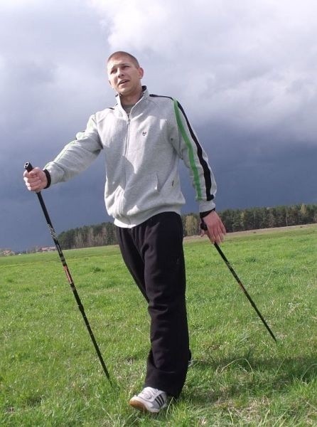 Miłosz Niedziółka, instruktor Nordic Walking zachęca do marszu z kijkami