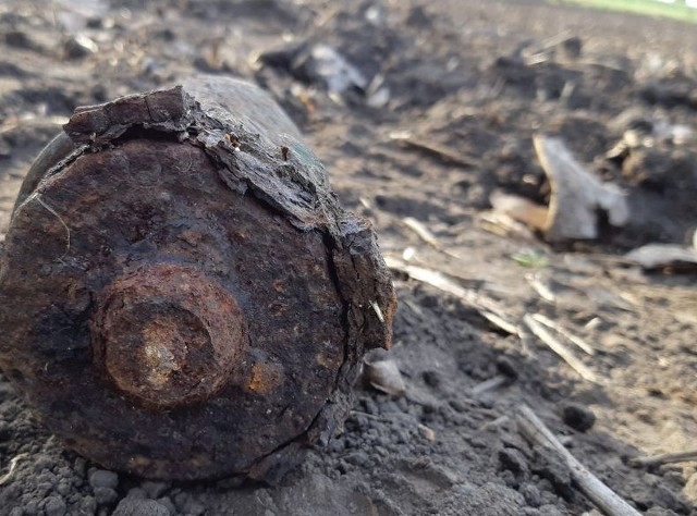 Podczas prac polowych w Latkowie rolnik wydobył spod ziemi pocisk kalibru 76 mm z czasów II wojny światowej