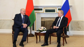 Putin złożył Łukaszence niepokojącą obietnicę. Chodzi o broń nuklearną