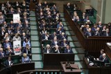 Posiedzenie Sejmu. Na sali były Barbara Kamińska i Roma Wąsik, posłowie PiS śpiewali hymn, trwa dyskusja nad budżetem