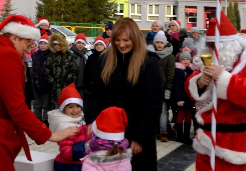 W Stąporkowie już święta. Pani burmistrz w roli... Mikołaja (ZDJĘCIA)