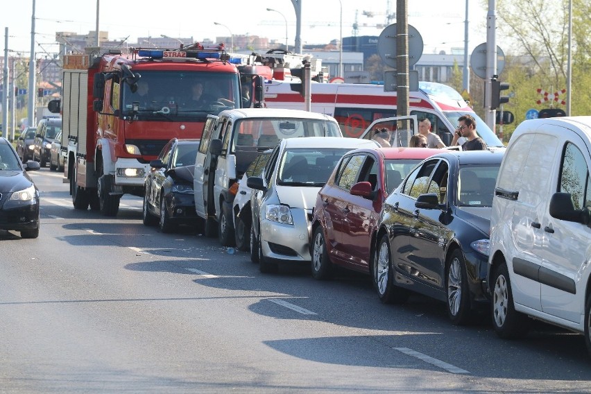 Karambol przy Marino. Zderzyło się 10 samochów.