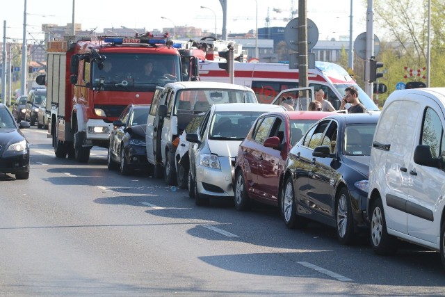 Karambol przy Marino. Zderzyło się 10 samochów.