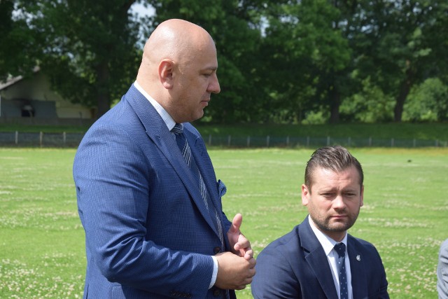 Minister sportu Kamil Bortniczuk i burmistrz Prudnika Grzegorz Zawiślak.