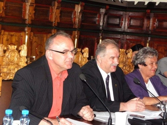 Z lewej Piotr Pawlicki, który złożył mandat radnego