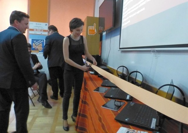 Wstęgę podczas otwarcia Centrum Aktywności Cyfrowej przecięła między innymi Wioletta Piwowarska Latarniczka Polski Cyfrowej