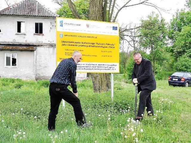 Przewodniczący Rady Miejskiej Tadeusz Grupa i burmistrz Wiesław Kończal podczas symbolicznego wbicia szpadli