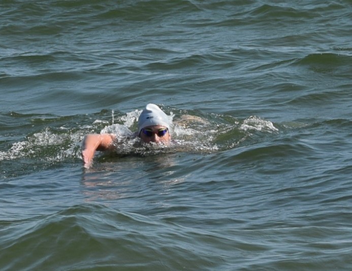 Gdynia Baltic Challenge. Sportowe pożegnanie wakacji w mieście. Pływacy opanowali akwen przy bulwarze Nadmorskim i plaży ZDJĘCIA 