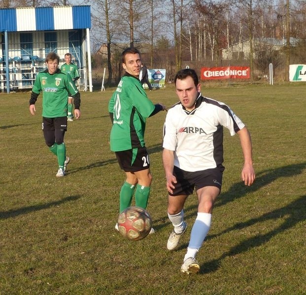 Piłkarze Stali Stalowa Wola wygrali wysoko w meczu kontrolnym w Turbi z Sokołem Nisko, od lewej: Adrian Bartkiewicz, Michał Czarny, Radosław Mikołajczak, Piotr Sojecki.