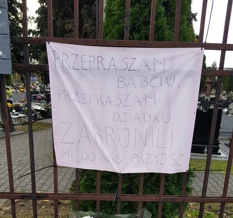 Na płocie cmentarza przy ul. Józefowskiej w Katowicach pojawił się baner dot. decyzji rządu o zamknięciu nekropolii w całej PolsceZobacz kolejne zdjęcia. Przesuwaj zdjęcia w prawo - naciśnij strzałkę lub przycisk NASTĘPNE