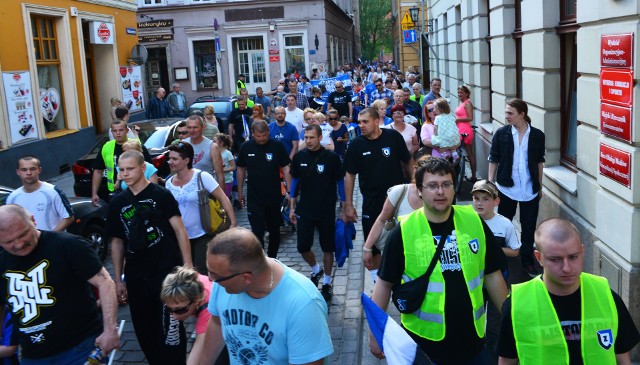 Członkowie i sympatycy SP Zawisza w drodze na Stary Rynek.