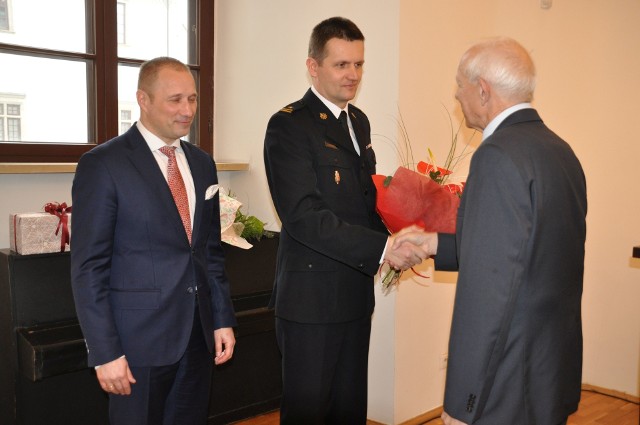 We wtorek Paweł Sokół (w środku) odbierał gratulacje podczas sesji rady Miejskiej w Szydłowcu. Z prawej wiceprzewodniczący rady Józef Jarosiński, z lewej burmistrz Artur Ludew.